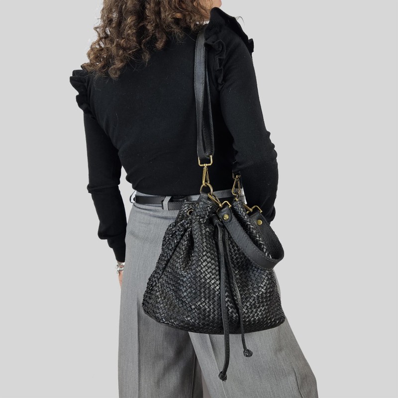 Bucket bag in woven leather