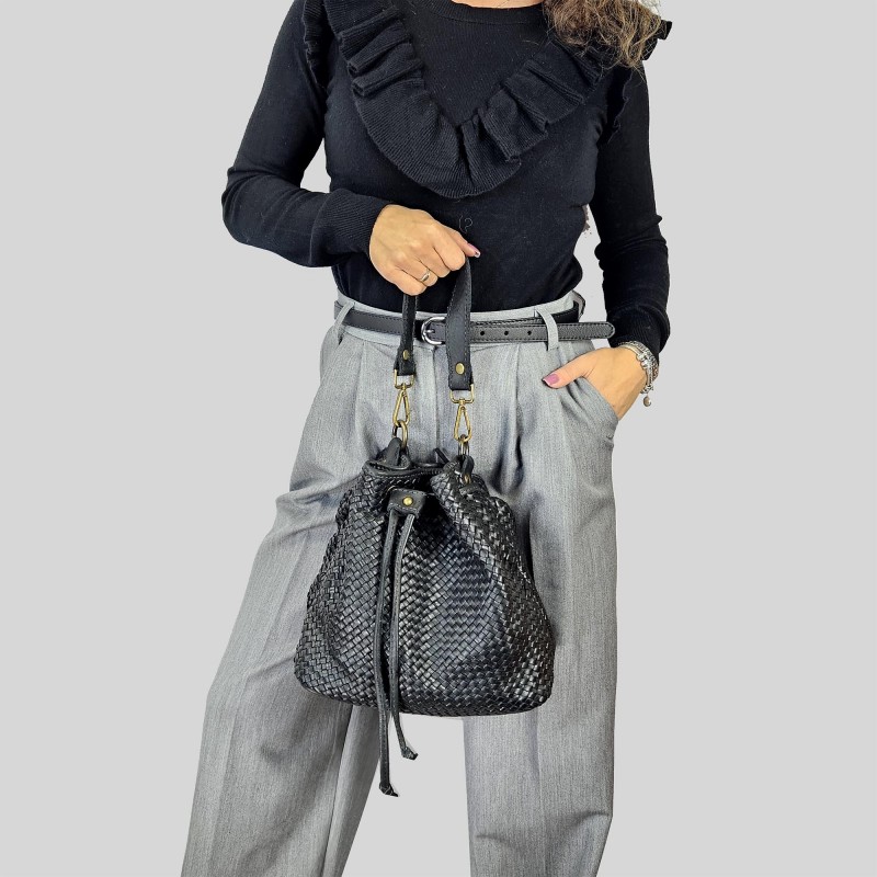 Bucket bag in woven leather