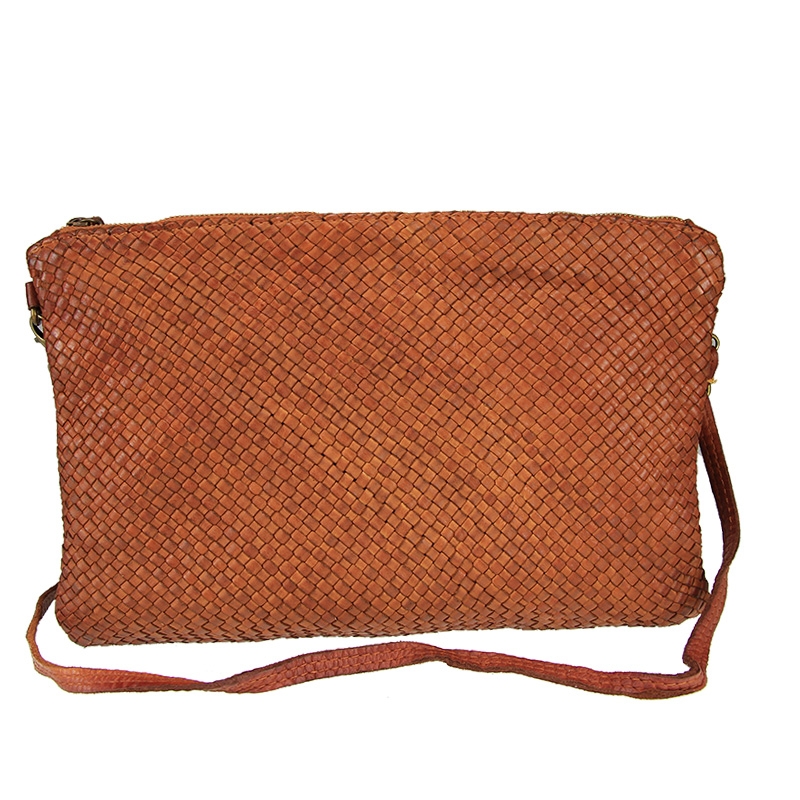 Bolso de mano de piel tejida con bandolera