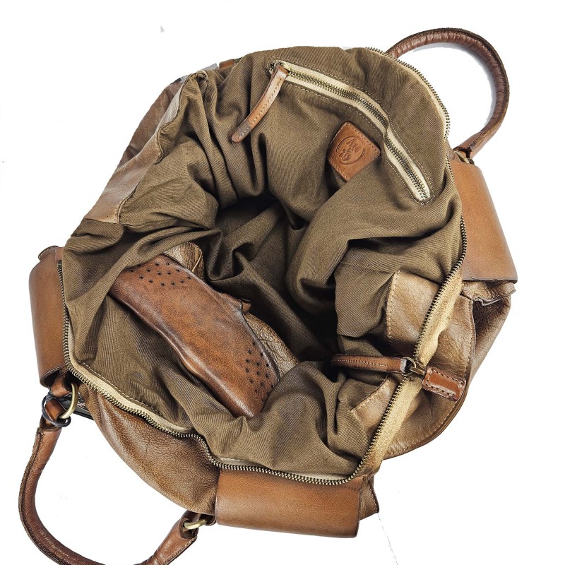 Bolso de mano modelo maletín con cinturón decorativo