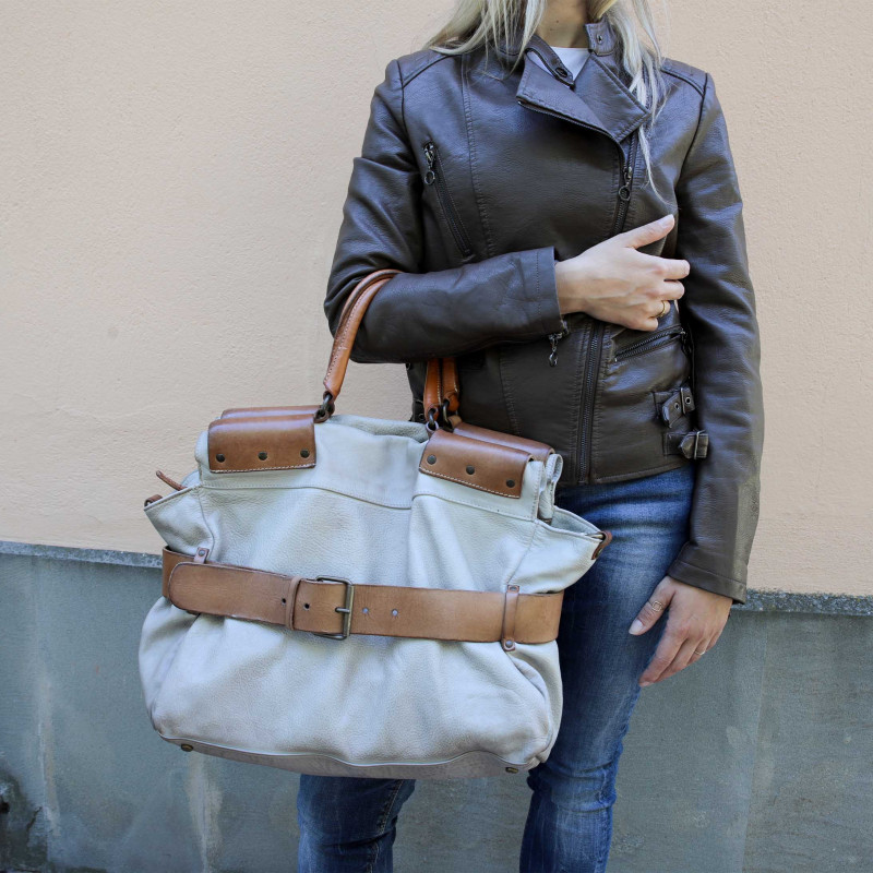 Bolso de mano modelo maletín con cinturón decorativo