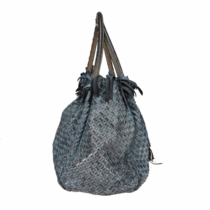 Short shoulder bag in woven leather with worked handle